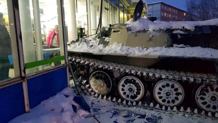 il fonce dans la vitrine avec son tank