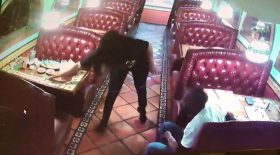 elle vole le pourboire d'une serveuse