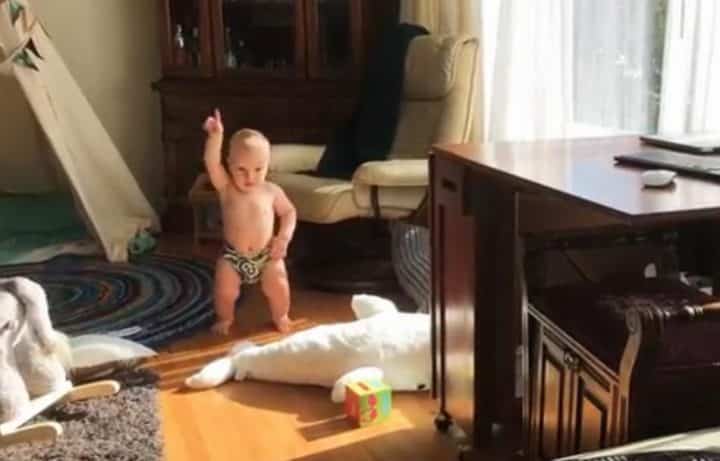 bebe qui danse