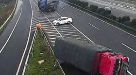 voiture blanche crée un accident de camion