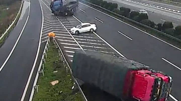 voiture blanche crée un accident de camion