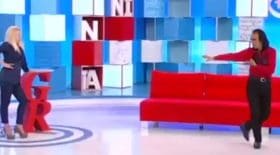 cet homme se ridiculise à la télévision