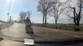 impressionnant : une énorme collision entre une moto et une voiture !