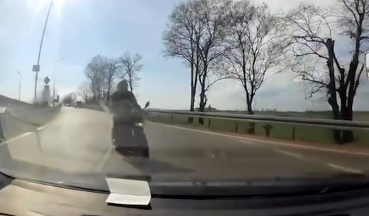 impressionnant : une énorme collision entre une moto et une voiture !