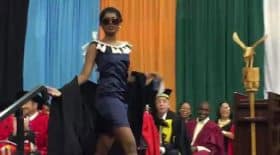 diplômé défile comme sur un catwalk