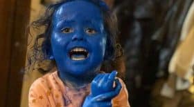 fille peinture bleue visage bêtise