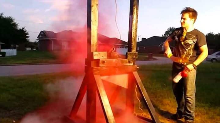 guillotine explose une bombe de peinture