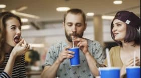 des médecins alertent sur les dangers de la maladie du soda qui cause la cirrhose du foie