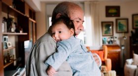 parents - enfant - vieux - trop vieux - garde - services sociaux