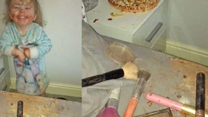 elle met le maquillage de sa maman partout