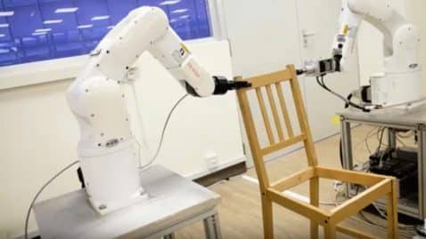 robot monte une chaise IKEA