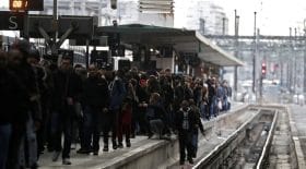 greve des cheminots : des images surréalistes à la gare de Lyon