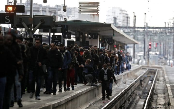 greve des cheminots : des images surréalistes à la gare de Lyon