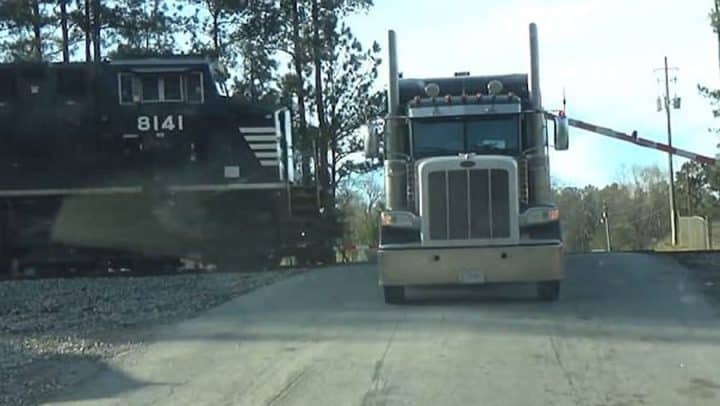 un camion est percuté par un train