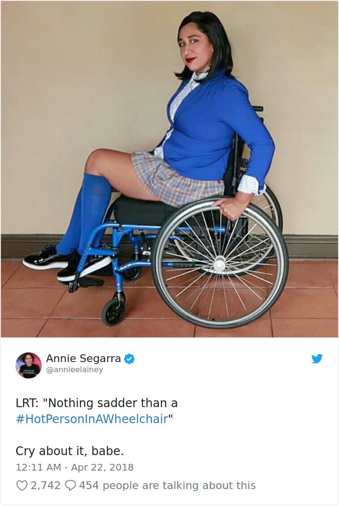 écolière sexy en fauteuil roulant