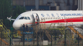 avion chinois pare-brise fissuré
