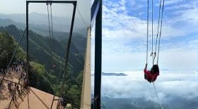 balançoire au bord d'un précipice vertige