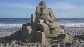 un architecte se lance dans la construction de châteaux de sable, il réalise de véritables oeuvres d'art !