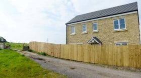 mur en bois clôture palissade construit autour de la maison