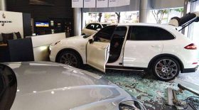 vitrine défoncée concessionnaire porsche cayenne