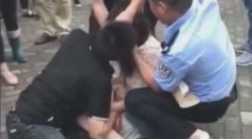 femme mord la langue de son ex