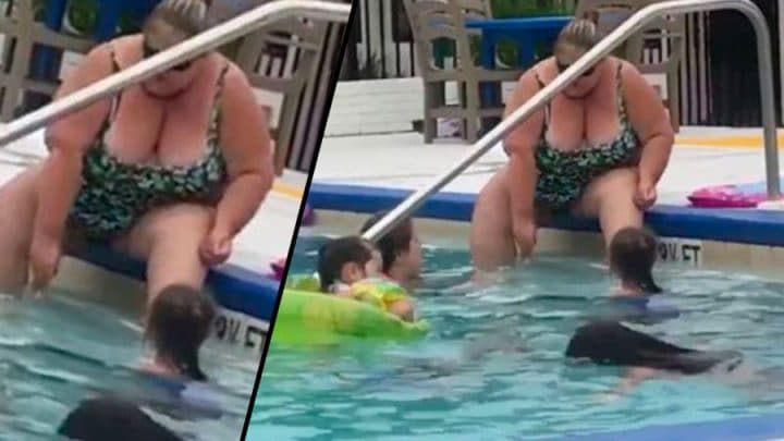 femme rase ses jambes au bord de la piscine de l'hôtel