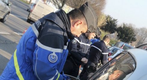 Il se fait arrêter par les gendarmes alors qu'il roulait beaucoup trop vite mais a une très bonne excuse...