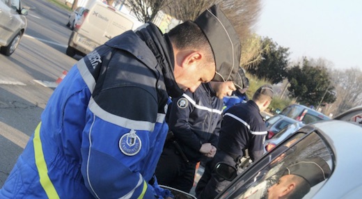 Il se fait arrêter par les gendarmes alors qu'il roulait beaucoup trop vite mais a une très bonne excuse...