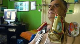 homme aimant soigne avec son magnétisme