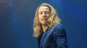 Julien Doré a encore frappé sur Twitter en offrant des places de concert à des fans
