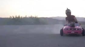 Il restaure une petite voiture barbie et en fait un karting super puissant