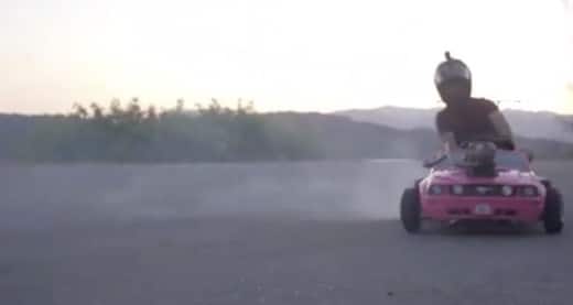 Il restaure une petite voiture barbie et en fait un karting super puissant