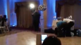 la danse des mariés tourne mal à leur mariage, le marié assomme la mariée !