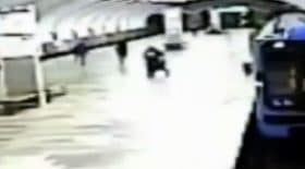 Une mère indigne pousse son fils sur les rails du métro, les images chocs