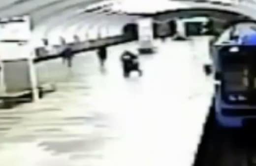 Une mère indigne pousse son fils sur les rails du métro, les images chocs