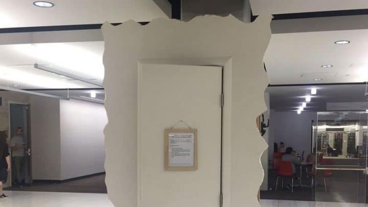 placard à pleurs isoloir université