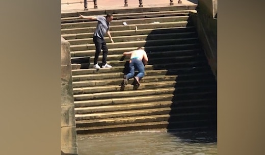 il fait une chute incroyable dans la tamise