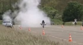 il tente de battre le record du monde de vélo-fusée et meurt au cours d'un entrainement
