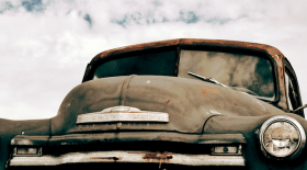 voiture, écureils, bruit bizarre, pommes de pin