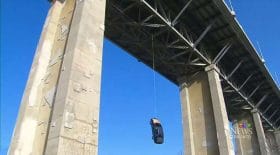 mystère voiture suspendue à un pont