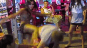 agression, homme, groupe femmes,