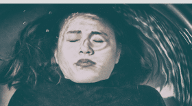baignoire, noyade, fille, cheveux, cheveux coincés, meurt noyée bagnoire