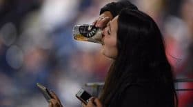 baseball balle verre de bière public