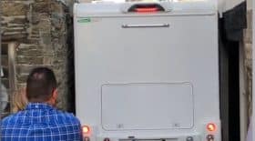 Ce camping-car est coincé entre deux murs