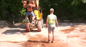 Il fait une blague hilarante à son collègue de chantier