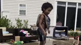 cet enfant fait une chute dans la piscine qui aurait pu être plus grave