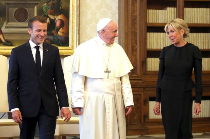 Emmanuel Macron, le Pape et Brigitte Macron