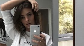Emily Ratajkowski vêtue d'un string montre son corps sous tous les angles !