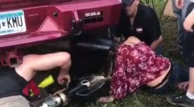femme tête coincée pot d'échappement