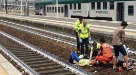 Une femme se fait percuter par un train, la réaction de cet homme est scandaleuse